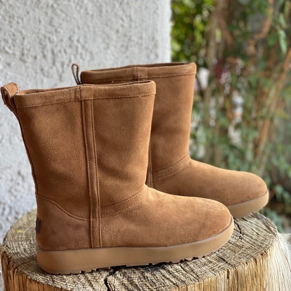 UGG Australia CLASSIC SHORT WATERPROOF US9.5 - Picture 2 of 6